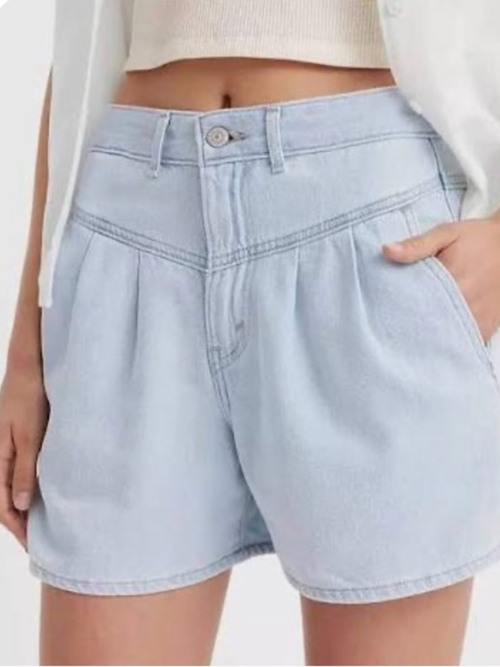 Levi’s light blue MOM FEATHERWEIGHT WOMEN'S  jean shorts size 29